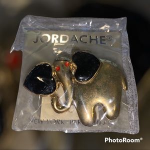 Jordache JE400 elephant brooch